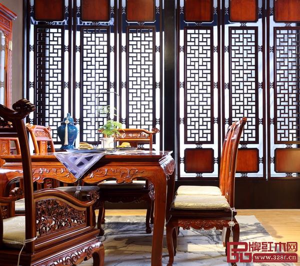  戴為紅木緬甸花梨鳳戲牡丹餐臺       