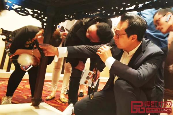 古董家具鑒賞家蔣念慈認(rèn)為,作為消費(fèi)者,行動(dòng)之前必須要明白自己買的是什么東西。 古董家具鑒賞家蔣念慈認(rèn)為,作為消費(fèi)者,行動(dòng)之前必須要明白自己買的是什么東西。