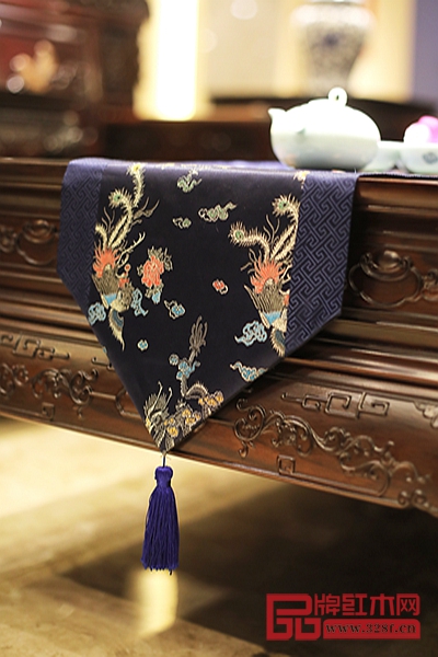 青色桌旗是較經(jīng)典的款式,代表著喜慶與高貴 青色桌旗是較經(jīng)典的款式,代表著喜慶與高貴