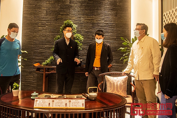 王克會(huì)長(zhǎng)（左二）蒞臨紅古軒調(diào)研復(fù)工復(fù)產(chǎn)情況