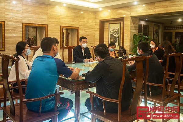 王克會(huì)長(zhǎng)在會(huì)議上了解紅古軒目前狀況