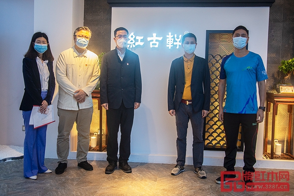王克會(huì)長(zhǎng)（左三）與中山市紅木家具行業(yè)協(xié)會(huì)會(huì)長(zhǎng)林志洪（左二）、紅古軒總經(jīng)理吳赤宇（右二）、廠長(zhǎng)李仲良先生（右一）、營(yíng)銷總監(jiān)楊晶女士（左一）合影留念