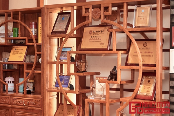 洪祥軒紅木董事長(zhǎng)曾祥濃所獲榮譽(yù)