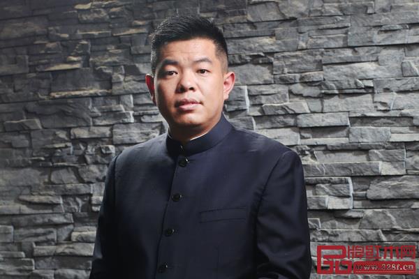 全聯(lián)藝術紅木家具專業(yè)委員會主席團主席、廣作紅木研究院院長、居典紅木董事長尹付林 全聯(lián)藝術紅木家具專業(yè)委員會主席團主席、廣作紅木研究院院長、居典紅木董事長尹付林