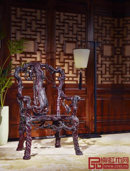 泰和園《梅花椅》造型壯闊偉岸,周身框架被精雕成盤折虬曲的老干,固結(jié)芒皺,蒼勁清凜 泰和園《梅花椅》造型壯闊偉岸,周身框架被精雕成盤折虬曲的老干,固結(jié)芒皺,蒼勁清凜