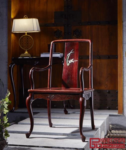 泰和園《蘭花椅》靠背板上所鑲嵌的造型各異的玉石蘭花,堪稱是泰和園繼“絲翎檀雕”后的又一大特色工藝 泰和園《蘭花椅》靠背板上所鑲嵌的造型各異的玉石蘭花,堪稱是泰和園繼“絲翎檀雕”后的又一大特色工藝