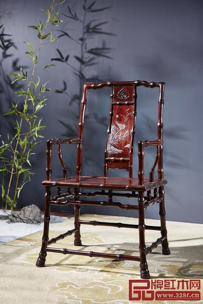 泰和園《竹節(jié)椅》最大的設計特點是將竹“生挺凌云節(jié),飄搖仍自持”的性格,“千磨萬擊還堅韌,任爾東西南北風”的氣勢,都刻畫進了作品里 泰和園《竹節(jié)椅》最大的設計特點是將竹“生挺凌云節(jié),飄搖仍自持”的性格,“千磨萬擊還堅韌,任爾東西南北風”的氣勢,都刻畫進了作品里