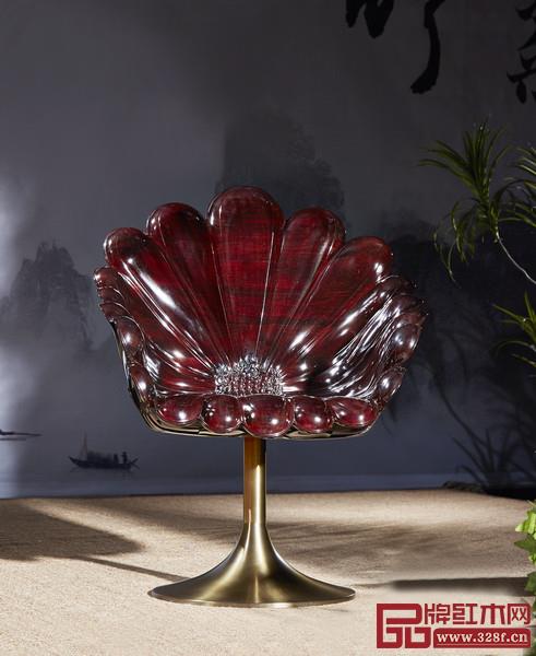 泰和園《菊花椅》整個椅子被設計成一朵綻放的野菊花,多重菊瓣由小葉紫檀組裝而成,結(jié)構(gòu)奇巧,工藝精湛刻畫進了作品里 泰和園《菊花椅》整個椅子被設計成一朵綻放的野菊花,多重菊瓣由小葉紫檀組裝而成,結(jié)構(gòu)奇巧,工藝精湛刻畫進了作品里