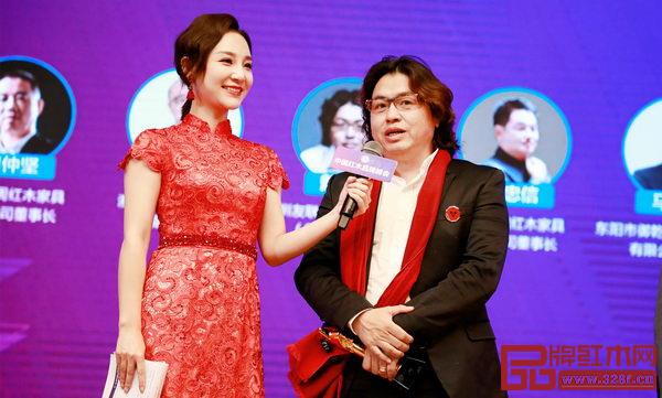 戴為紅木總裁戴愛國（右）在第十屆中國紅木家具品牌峰會上接受主持人劉熙燁（左）采訪