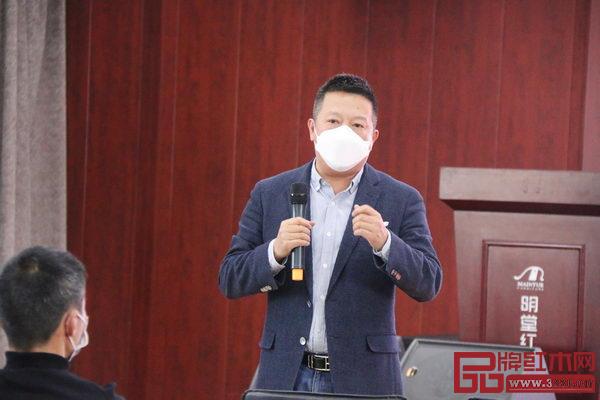 明堂紅木總經(jīng)理張向榮向員工分享營銷知識 明堂紅木總經(jīng)理張向榮向員工分享營銷知識