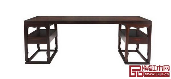 書房一般是臺式電腦上網(wǎng)的場所,要考慮書桌抽屜下方空間布局(魯班木藝大紅酸枝卷珠足架幾書臺) 書房一般是臺式電腦上網(wǎng)的場所,要考慮書桌抽屜下方空間布局(魯班木藝大紅酸枝卷珠足架幾書臺)
