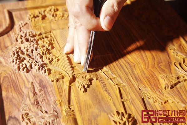 萬事紅紅木追求極致工藝,雕刻栩栩如生 萬事紅紅木追求極致工藝,雕刻栩栩如生