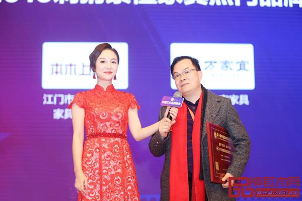 雄業(yè)·本木上造董事長鐘超雄在第十屆中國紅木家具品牌峰會現(xiàn)場,接受湖北衛(wèi)視主持人劉熙燁的臺上采訪,向大家介紹雄業(yè)·本木上造刺猬紫檀家具的獨特魅力 雄業(yè)·本木上造董事長鐘超雄在第十屆中國紅木家具品牌峰會現(xiàn)場,接受湖北衛(wèi)視主持人劉熙燁的臺上采訪,向大家介紹雄業(yè)·本木上造刺猬紫檀家具的獨特魅力