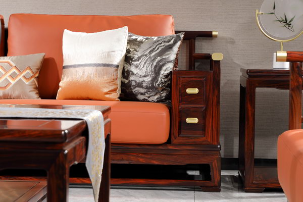 “富居江山”不僅注重產(chǎn)品品質(zhì),也十分注重軟裝配飾的舒適感和整體搭配的審美感,極盡所能傳達(dá)中式生活概念 “富居江山”不僅注重產(chǎn)品品質(zhì),也十分注重軟裝配飾的舒適感和整體搭配的審美感,極盡所能傳達(dá)中式生活概念