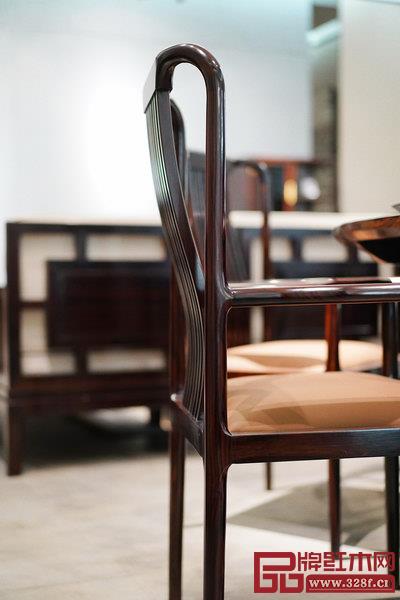 雅晟檀一延續(xù)蘇作家具的精神內(nèi)涵,融合現(xiàn)代品味與時尚,打造高貴與雅致的當(dāng)代中式生活方式 雅晟檀一延續(xù)蘇作家具的精神內(nèi)涵,融合現(xiàn)代品味與時尚,打造高貴與雅致的當(dāng)代中式生活方式