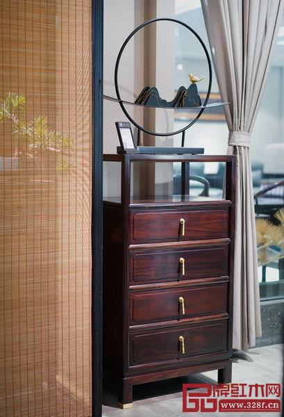 雅晟檀一專注選材于闊葉黃檀,已開發(fā)《致上》、《境徊》等多個系列產(chǎn)品 雅晟檀一專注選材于闊葉黃檀,已開發(fā)《致上》、《境徊》等多個系列產(chǎn)品