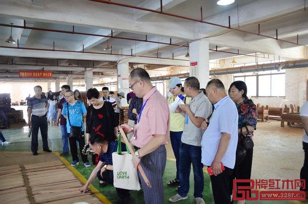 經(jīng)銷商實地考察雙洋紅木生產(chǎn)車間