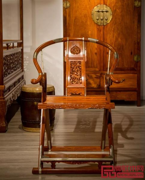 名稱 / 麒麟紋圓后背交椅 制器 / 紅橋紅 材質(zhì) / 緬甸花梨(大果紫檀) 尺寸 / 長209cm 寬106cm 高79cm 名稱 / 麒麟紋圓后背交椅 制器 / 紅橋紅 材質(zhì) / 緬甸花梨(大果紫檀) 尺寸 / 長209cm 寬106cm 高79cm