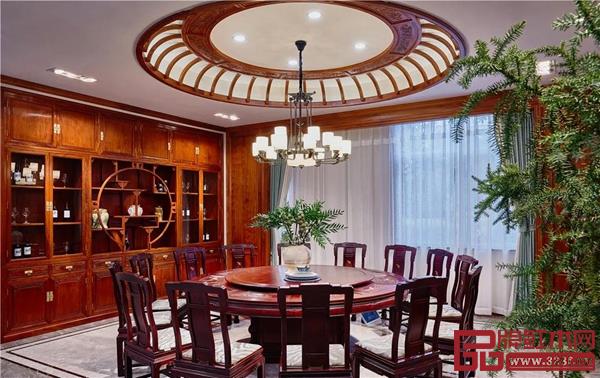 紅木家具中蘊(yùn)含的千載流傳的工藝即其特有的風(fēng)骨追求也成了家裝中的亮麗風(fēng)潮 紅木家具中蘊(yùn)含的千載流傳的工藝即其特有的風(fēng)骨追求也成了家裝中的亮麗風(fēng)潮