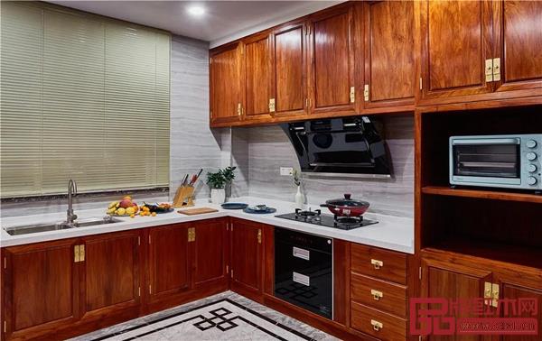 紅木家具中蘊(yùn)含的千載流傳的工藝即其特有的風(fēng)骨追求也成了家裝中的亮麗風(fēng)潮 紅木家具中蘊(yùn)含的千載流傳的工藝即其特有的風(fēng)骨追求也成了家裝中的亮麗風(fēng)潮