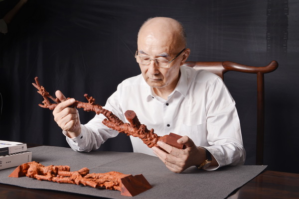 邵湘文大師對于作品的研發(fā)十分投入 邵湘文大師對于作品的研發(fā)十分投入