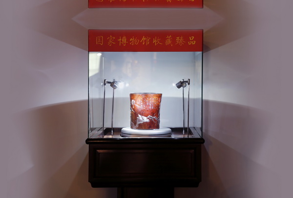 泰和園絲翎檀雕精品筆筒《寒雀圖》已成為18件入藏中國國家博物館的木雕精品之一 泰和園絲翎檀雕精品筆筒《寒雀圖》已成為18件入藏中國國家博物館的木雕精品之一