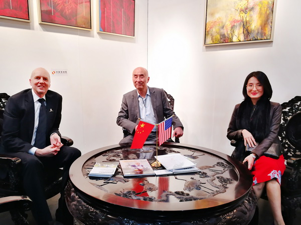 2018年1月10日,洛杉磯藝博會創(chuàng)辦人KIM Martindale(左)參觀美國洛杉磯藝博會中國國家展,與泰和園董事長邵湘文(中)、泰和園總經理邵潔理(右)交流 2018年1月10日,洛杉磯藝博會創(chuàng)辦人KIM Martindale(左)參觀美國洛杉磯藝博會中國國家展,與泰和園董事長邵湘文(中)、泰和園總經理邵潔理(右)交流