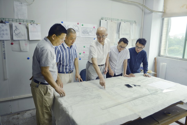 邵湘文大師(中)與設計團隊就產品設計反復推敲 邵湘文大師(中)與設計團隊就產品設計反復推敲