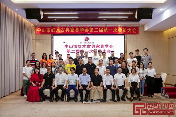中山市紅木古典家具學會會員合影留念
