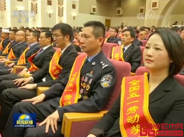 金品世家總經(jīng)理、技術(shù)總監(jiān)林麗釵(右一)作為“全國五一勞動獎?wù)隆鲍@得者受邀出席北京人民大會堂表彰會,中央電視臺新聞聯(lián)播報道 金品世家總經(jīng)理、技術(shù)總監(jiān)林麗釵(右一)作為“全國五一勞動獎?wù)隆鲍@得者受邀出席北京人民大會堂表彰會,中央電視臺新聞聯(lián)播報道