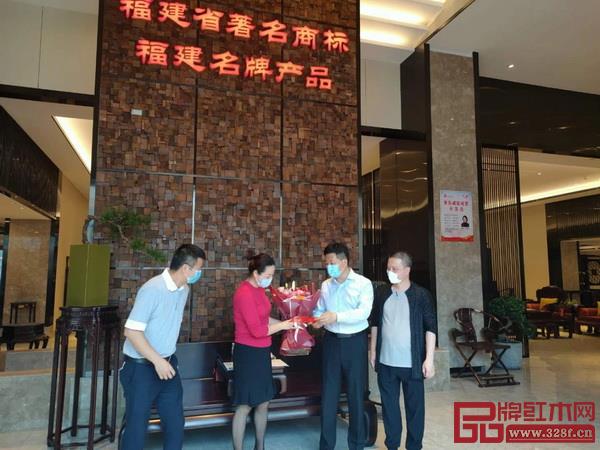 仙游縣委副書記、縣政府縣長、黨組書記吳國順(右二)帶隊走訪慰問金品世家總經(jīng)理、技術(shù)總監(jiān)林麗釵(左二) 仙游縣委副書記、縣政府縣長、黨組書記吳國順(右二)帶隊走訪慰問金品世家總經(jīng)理、技術(shù)總監(jiān)林麗釵(左二)