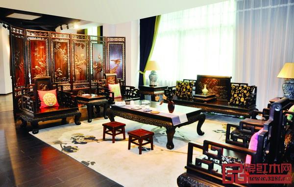 泰和園精心打造的絲翎檀雕屏風(fēng) 泰和園精心打造的絲翎檀雕屏風(fēng)