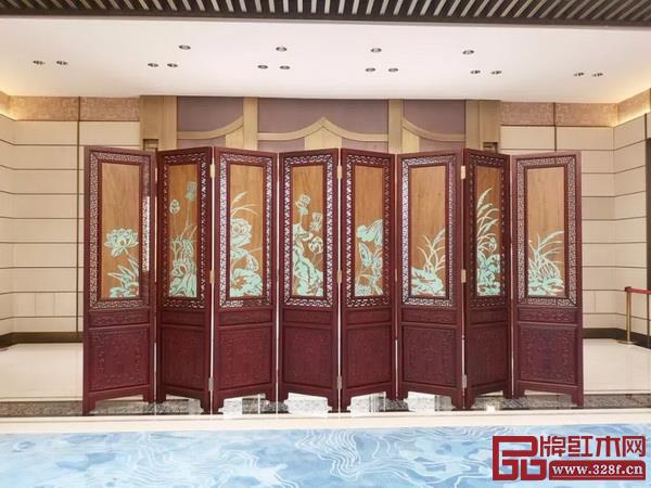 明堂紅木為第七屆世界軍人運(yùn)動(dòng)會(huì)特制的紅木折屏 明堂紅木為第七屆世界軍人運(yùn)動(dòng)會(huì)特制的紅木折屏