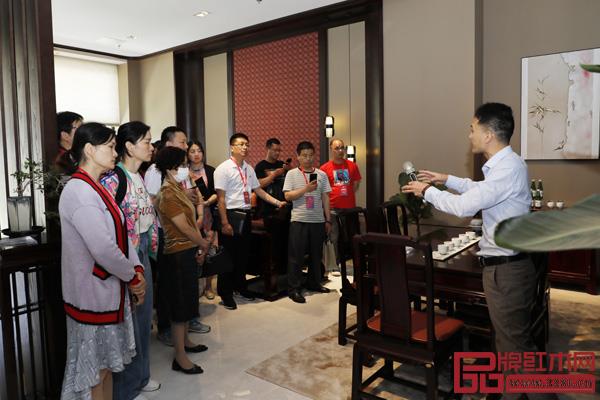 經(jīng)銷商參觀明堂紅木合院館 經(jīng)銷商參觀明堂紅木合院館