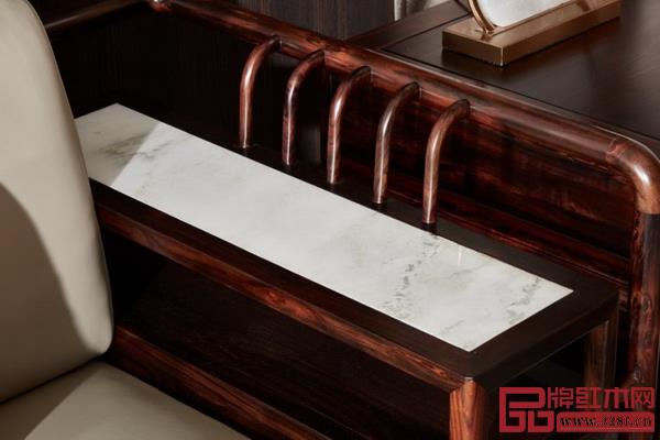 深色的闊葉黃檀材質中嵌入大理石,頓然有了中國水墨山水畫中留白的質感 深色的闊葉黃檀材質中嵌入大理石,頓然有了中國水墨山水畫中留白的質感