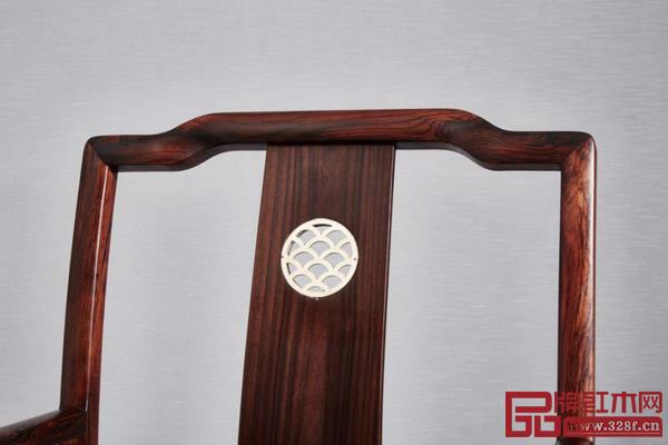 “水墨山水”產品中云紋依附如山造型的搭腦下的背板之間 “水墨山水”產品中云紋依附如山造型的搭腦下的背板之間