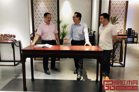 中國著名古典家具頂級藏家蔣念慈（右二）蒞臨醉木苑展廳，與醉木苑總經(jīng)理鄭庭華（左一）熱切交流