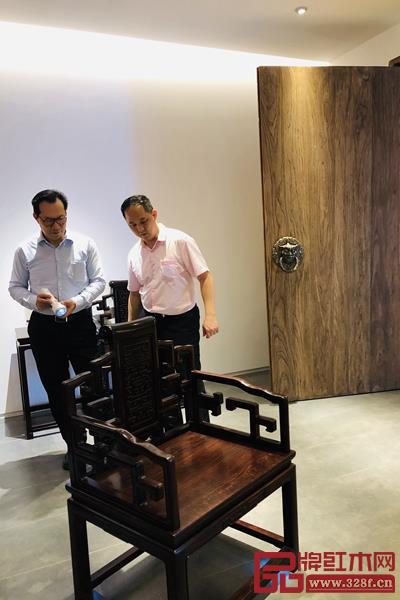 中國著名古典家具頂級藏家蔣念慈對醉木苑的《卷書扶手椅》進行了360°細致全面的品鑒，并給予了高度評價