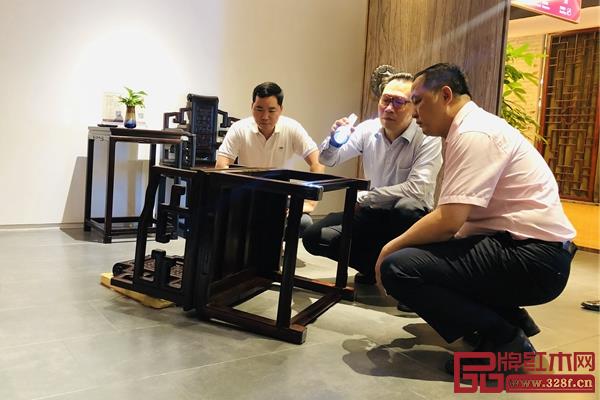 蔣念慈對醉木苑的《卷書扶手椅》進行了360°細致全面的品鑒，并給予了高度評價中國著名古典家具頂級藏家蔣念慈對醉木苑的《卷書扶手椅》進行了360°細致全面的品鑒，并給予了高度評價