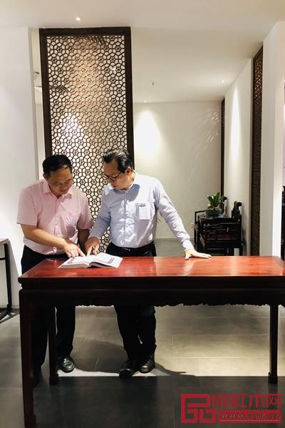 中國著名古典家具頂級藏家蔣念慈（右一）與醉木苑總經(jīng)理鄭庭華（左一）關(guān)于紅木家具的文化進行熱烈探討