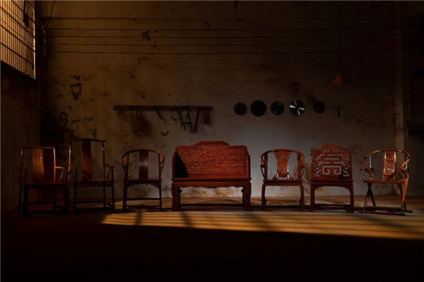 紅橋紅：見寶座，如朕親臨