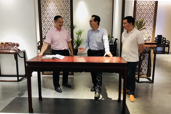 著名古典家具頂級藏家蔣念慈蒞臨醉木苑參觀，共討紅木發(fā)展新方向