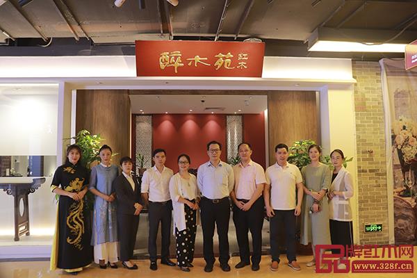 蔣念慈先生（右五）與醉木苑總經(jīng)理鄭庭華（右四）、醉木苑工作人員合影留念