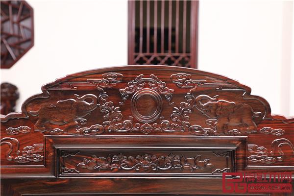 沙發(fā)用料厚重,雕刻繁復(fù) 沙發(fā)用料厚重,雕刻繁復(fù)