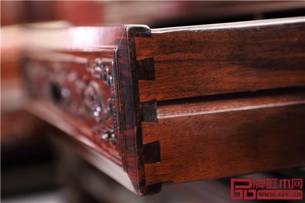 采用傳統(tǒng)榫卯結(jié)構(gòu),家具更堅(jiān)固耐用 采用傳統(tǒng)榫卯結(jié)構(gòu),家具更堅(jiān)固耐用