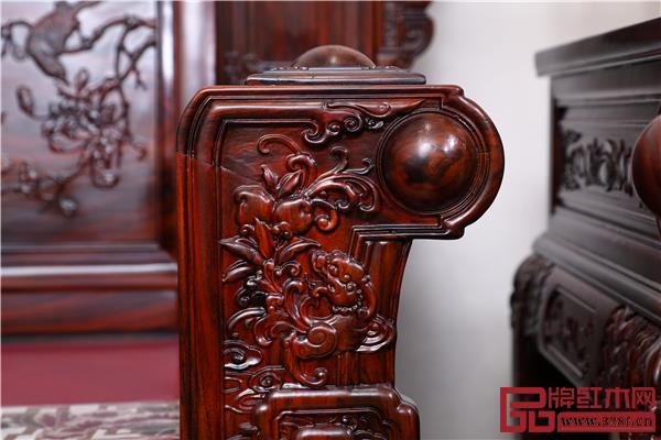 整套沙發(fā)雕飾華麗,運(yùn)用了深雕、鏤空雕、淺浮雕等數(shù)種雕刻技法 整套沙發(fā)雕飾華麗,運(yùn)用了深雕、鏤空雕、淺浮雕等數(shù)種雕刻技法