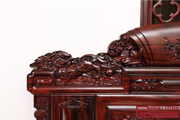 整套沙發(fā)雕飾華麗,運(yùn)用了深雕、鏤空雕、淺浮雕等數(shù)種雕刻技法 整套沙發(fā)雕飾華麗,運(yùn)用了深雕、鏤空雕、淺浮雕等數(shù)種雕刻技法