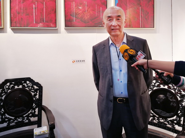 中國傳統(tǒng)工藝大師、泰和園董事長邵湘文在第23屆美國洛杉磯國際藝術博覽會中國國家展展會現(xiàn)場接受美新華社、鳳凰衛(wèi)視的聯(lián)合采訪 中國傳統(tǒng)工藝大師、泰和園董事長邵湘文在第23屆美國洛杉磯國際藝術博覽會中國國家展展會現(xiàn)場接受美新華社、鳳凰衛(wèi)視的聯(lián)合采訪
