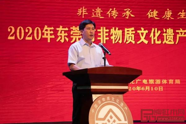 東莞市文化廣電旅游體育局二級調(diào)研員余建民上臺講話 東莞市文化廣電旅游體育局二級調(diào)研員余建民上臺講話