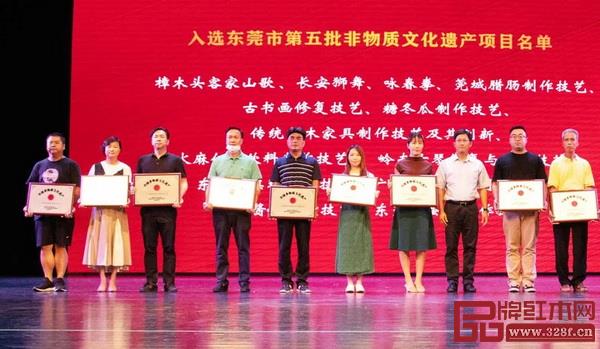 國壽紅木總經(jīng)理陳衛(wèi)棠(右二) 國壽紅木總經(jīng)理陳衛(wèi)棠(右二)